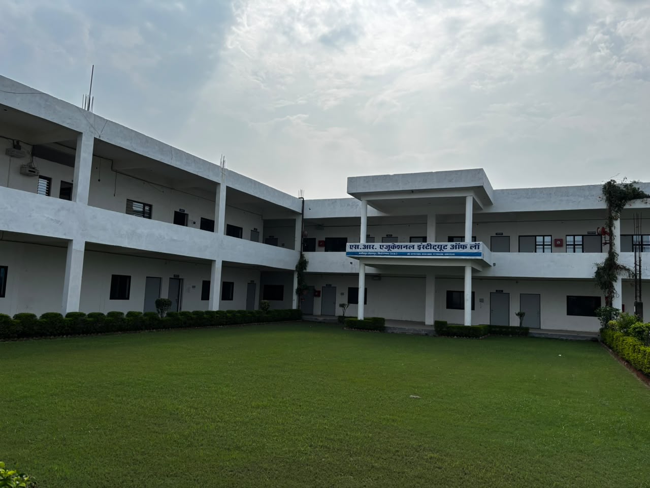 SREI campus courtyard and lawn, Firozabad